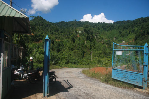 Cổng vào Công ty TNHH Vàng Phước Sơn được bảo vệ nghiêm ngặt