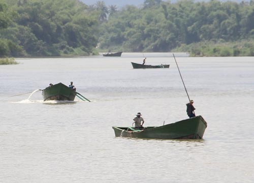 Các ghe hút cát lậu diễn ra công khai trên sông Cái, khu vực xã Diên Lâm, huyện Diên Khánh