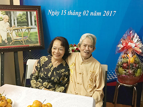 
Vợ chồng NSND Huỳnh Nga cười mãn nguyện trong căn hộ mới được cấp của mình
