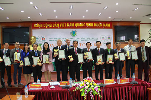 Ông Trần Tiến (người đeo cà vạt đỏ đứng giữa) - đại diện cho Nhà máy cám C.P. Việt Nam - Chi nhánh Bình Dương nhận chứng nhận tiêu chí “Sản phẩm nông nghiệp nổi tiếng Việt Nam”