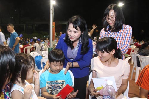 Bà Trần Kim Yến, Chủ tịch LĐLĐ TP HCM, lì xì cho con công nhân Ảnh: HOÀNG TRIỀU
