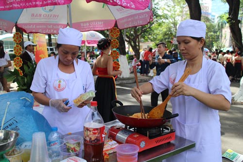 Bán mứt Tết gây quỹ chăm lo cho CNVC-LĐ khó khăn tại hội Tết ngành Y TP HCM