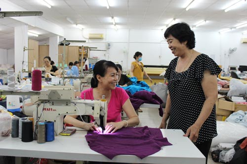 Bà Bùi Thị Xuân Huệ, Chủ tịch Công đoàn Công ty May da xuất khẩu 30-4, thăm hỏi công nhân về công việc, đời sống