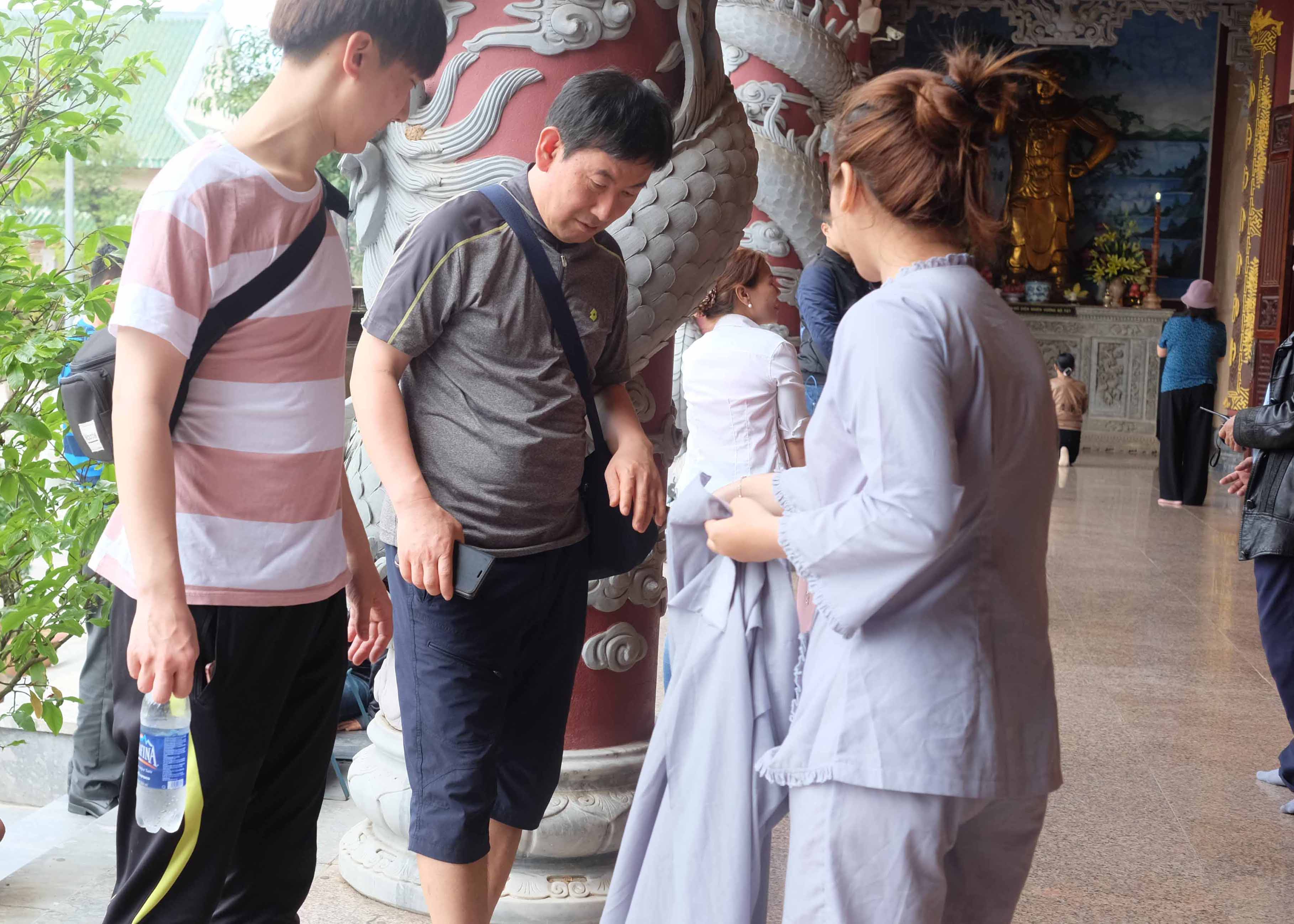 Stylist Hàn Quốc mặc phản cảm đi chùa Linh Ứng, gây tranh cãi phải xóa bài  đăng