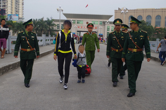 
Cơ quan chức năng Việt Nam tiếp nhận cháu bé bị lừa bán sang Trung Quốc
