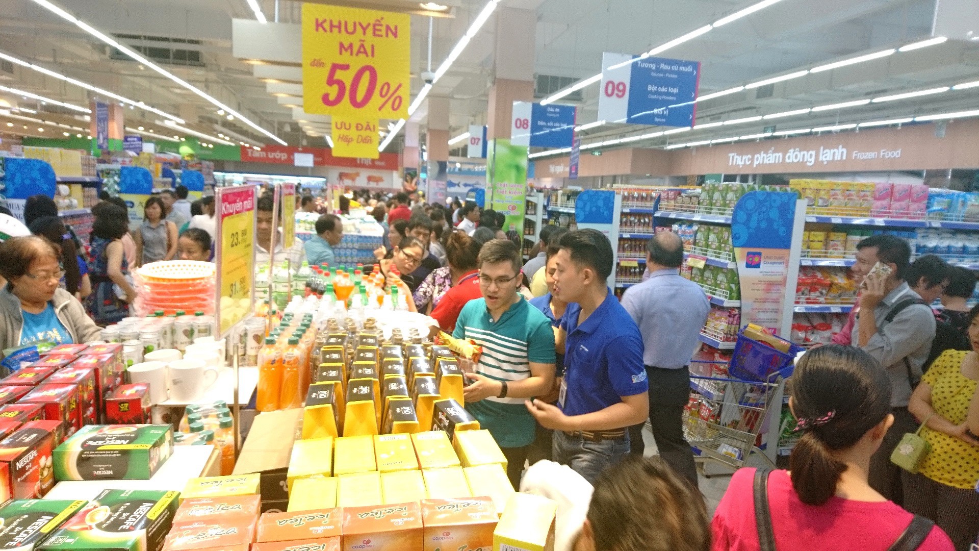 Nhiều siêu thị đồng loạt bước vào kỳ khuyến mãi - Ảnh 1.