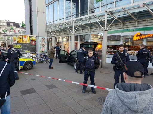 
Cảnh sát bảo vệ hiện trường vụ việc ở TP Heidelberg để điều tra. Ảnh: Reuters
