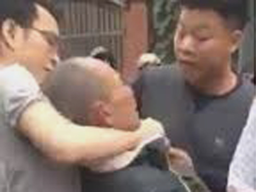 
Nhóm thanh niên kẹp cổ, hành hung dã man thương binh Hoàng Tiến Vin - Ảnh cắt từ clip
