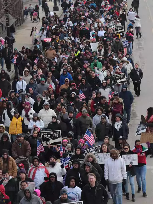 
Hàng ngàn người xuống phố biểu tình phản đối Tổng thống Trump vào hôm 16-2. Ảnh: Detroit Free Press
