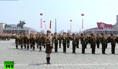 
Những nữ quân nhân Triều Tiên trong quân phục váy ngắn hiện đại. Ảnh: RT
