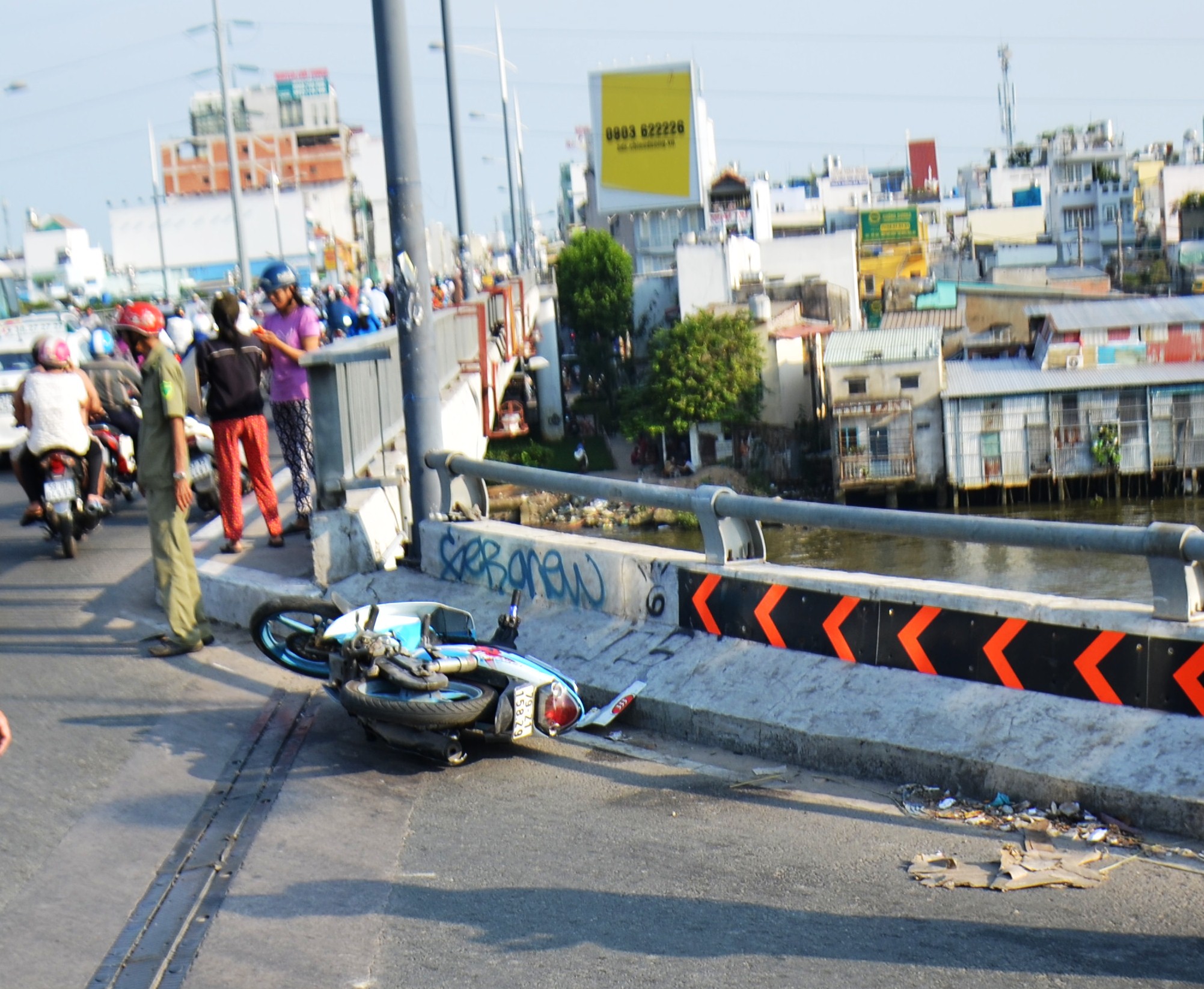 
Chiếc xe máy của nạn nhân nằm chỏng chơ trên cầu Nguyễn Văn Cừ
