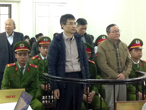 
Bị cáo Giang Kim Đạt (đứng bên trái trươc vành móng ngựa) bị tuyên tử hình về tội tham ô
