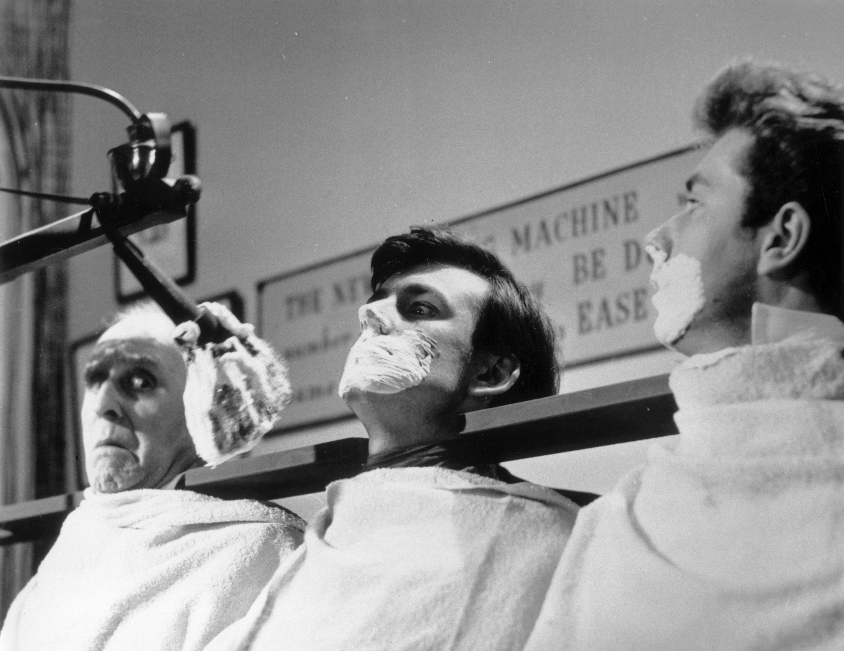 
Hình ảnh máy cạo râu tập thể trong phim của Eric Sykes. Nguiồn: Telegraph
