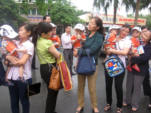 
Các cháu bé khi được giải cứu đưa về Việt Nam hồi tháng 5-2013

