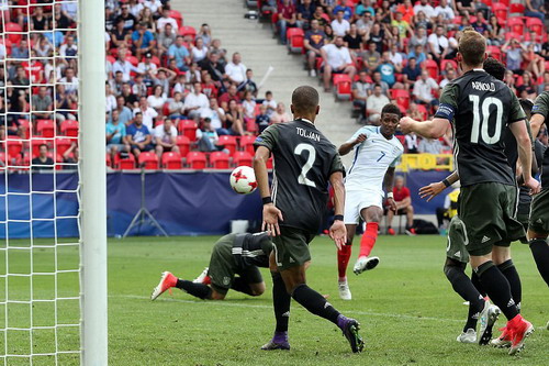 Giấu bí kíp trong vớ, thủ môn U21 Đức loại tuyển Anh ở loạt đá penalty - Ảnh 6.