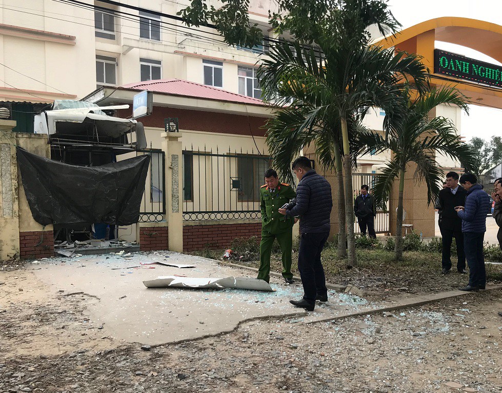 VIDEO: Cô gái trẻ liên tục đập bàn ghế, phá cây ATM- Ảnh 1.