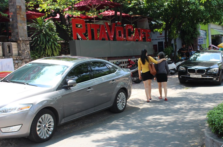 
Cả tuần nay, nhiều quán cà phê, quán ăn trên đường Nguyễn Văn cừ, quận 5, TP HCM đã vô tư trưng dụng vỉa hè, lòng đường để đậu xe hơi.
