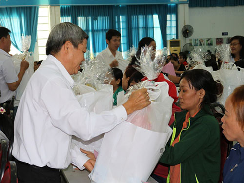
Ông Nguyễn Văn Dễ, chủ tịch LĐLĐ quận Bình Tân tặng quà cho CNVC-LĐ có hoàn cảnh khó khăn
