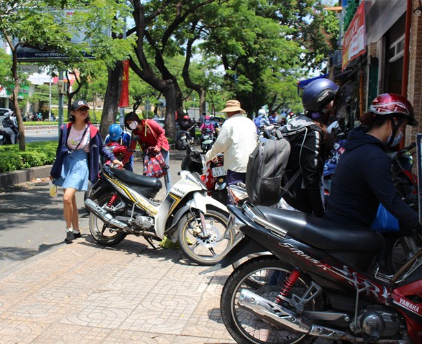 
Các quán ăn ngay cổng trường ĐH Khoa học Tự nhiên TP HCM xe máy đậu kín vỉa hè
