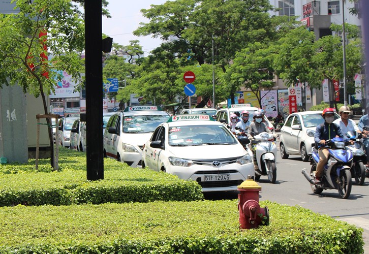 
Xe taxi đậu thành hàng dưới lòng đường Nguyễn Văn Cừ...
