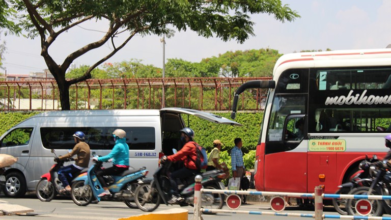 
Xe khách Thành Bưởi đậu dưới lòng đường Nguyễn Văn Cừ để đón, trả khách từ các xe trung chuyển
