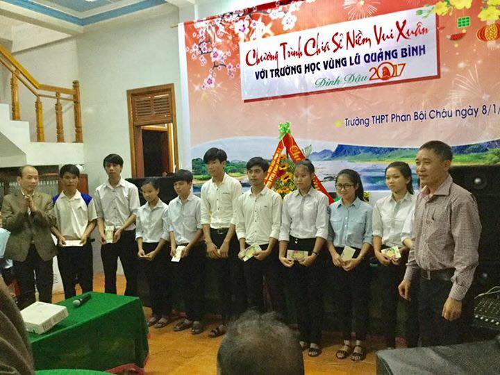 Trao 10 suất học bổng cho học sinh Trường THPT Phan Bội Châu