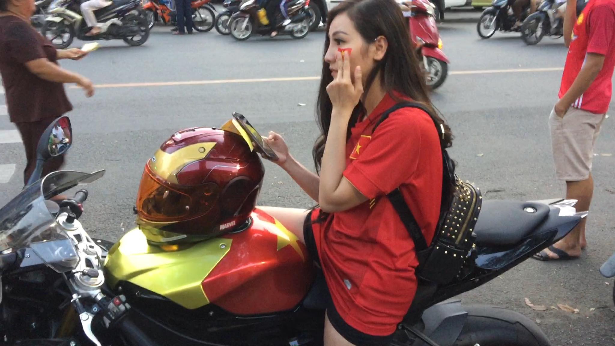 Minh Minh cưỡi chiếc m&ocirc; t&ocirc; thể thao c&oacute; h&igrave;nh d&aacute;ng rất ngầu