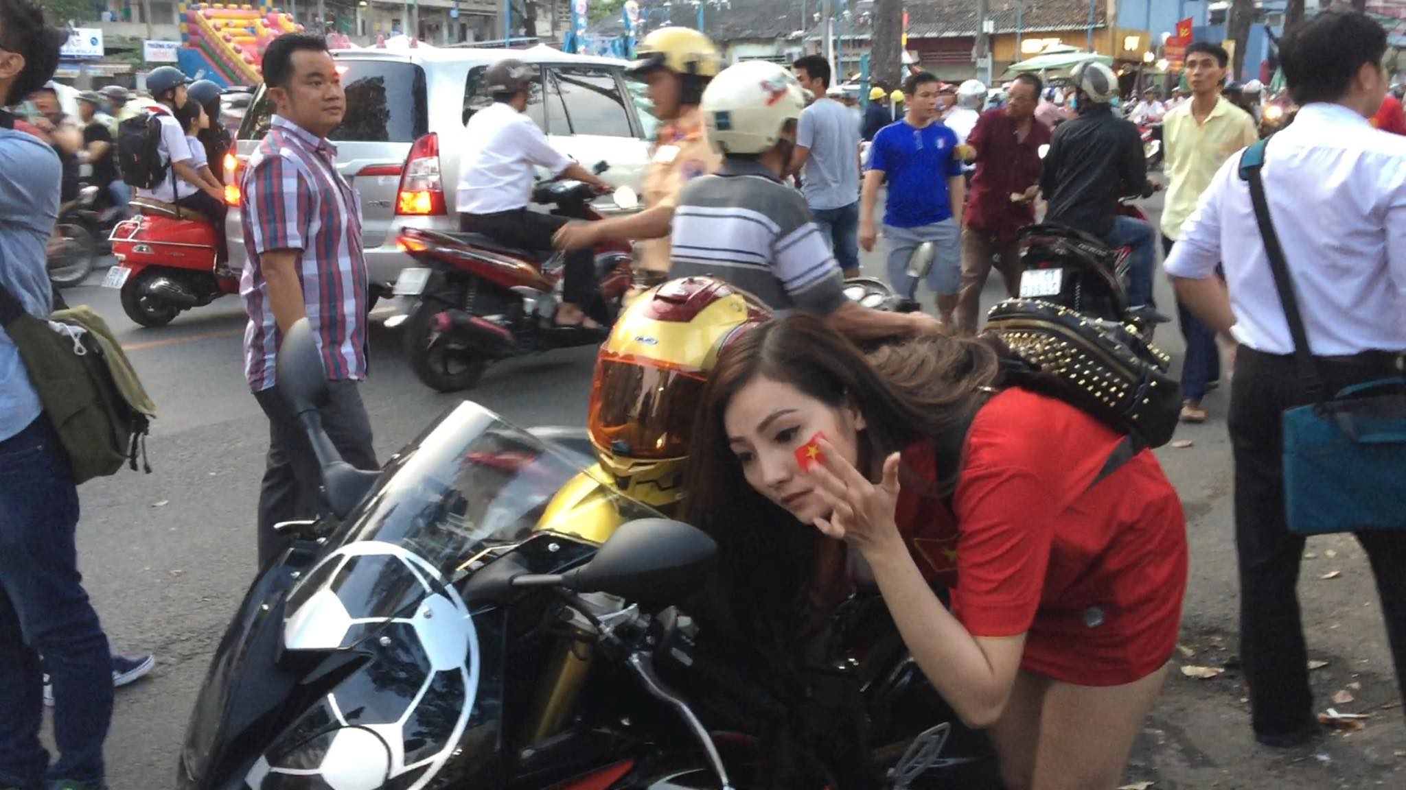 C&ocirc; tranh thủ d&aacute;n decal quốc kỳ Việt Nam l&ecirc;n m&aacute; trước khi v&agrave;o s&acirc;n Thống Nhất cổ vũ cho C&ocirc;ng Phượng, Văn To&agrave;n