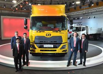 Các đại diện của UD Trucks tại buổi ra mắt xe Croner tại Bang Na, Thái Lan