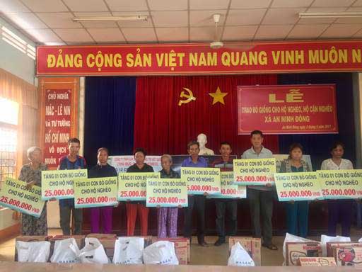 
Các hộ gia đình tại xã An Ninh Đông nhận hỗ trợ nguồn vốn mua bò giống
