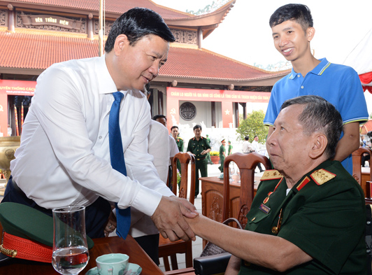 
Bí thư Đinh La Thăng thăm hỏi đại biểu tham dự cuộc họp mặt truyền thống Cách mạng Sài Gòn - Chợ Lớn - Gia Định.
