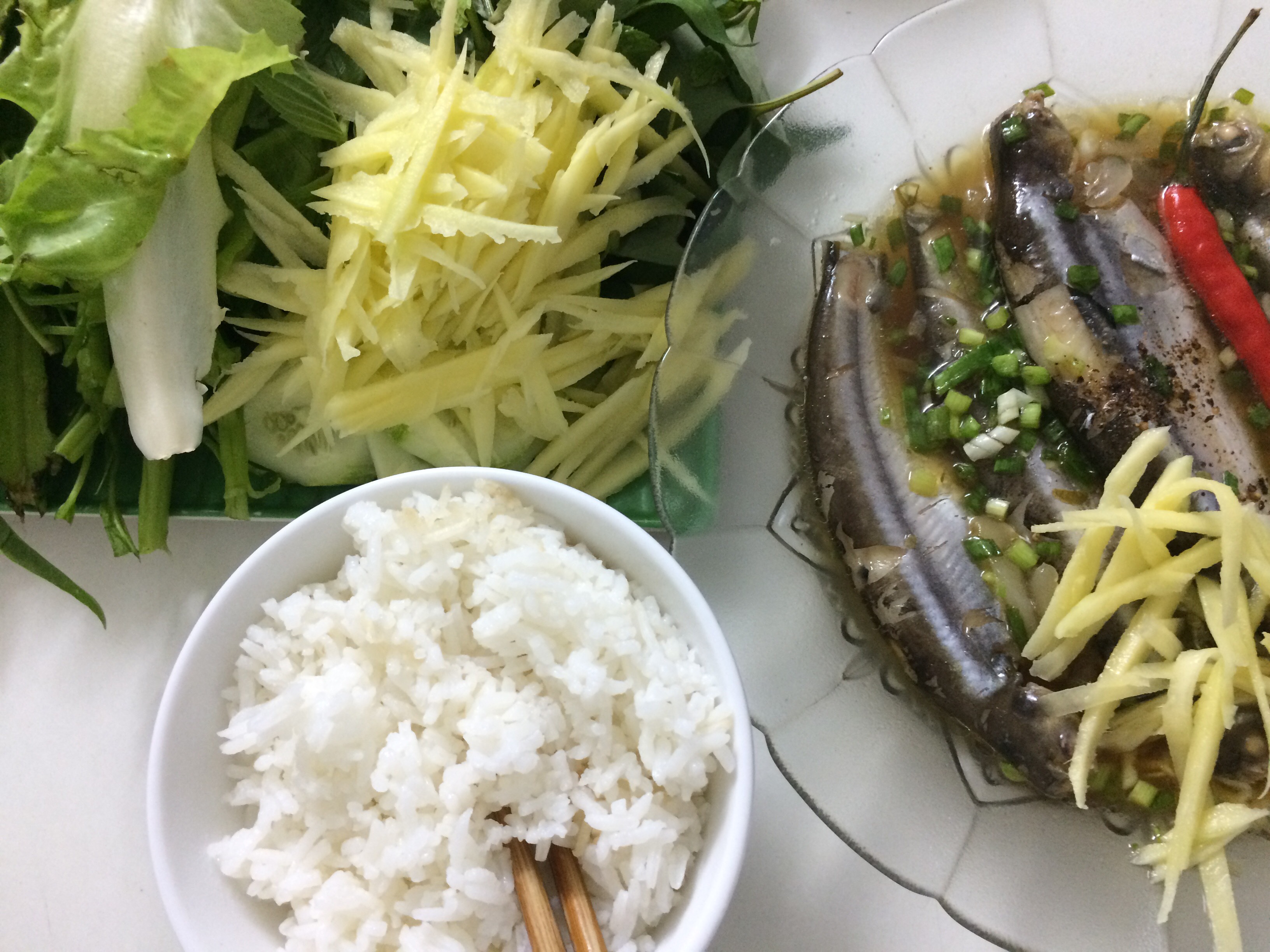 Cá xác sọc kho lạt chấm rau 'giải ngấy' sau Tết