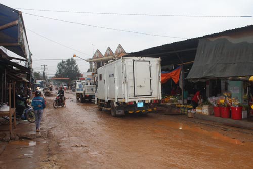 Lực lượng chức năng dùng nhiều biện pháp để giải tỏa khu chợ tự phát tại xã Bàu Cạn, huyện Long Thành nhưng không hiệu quả