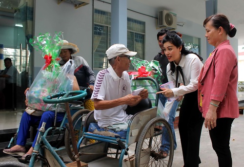 
Bà Huỳnh Thị Lan Phương, Phó Tổng Giám đốc VWS, trao quà Tết cho bà con nghèo tại Long An

