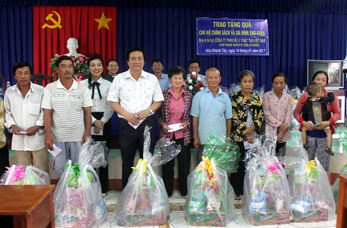 VWS tặng quà Tết cho người nghèo ở Long An