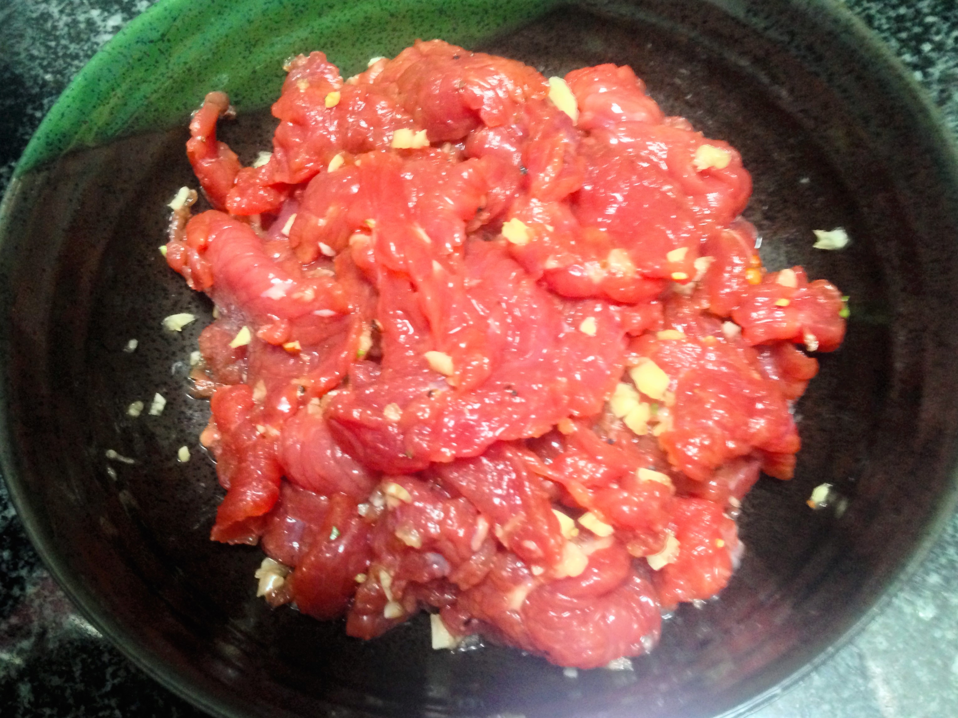  Thịt bò thái mỏng, ướp gia vị cho thấm 