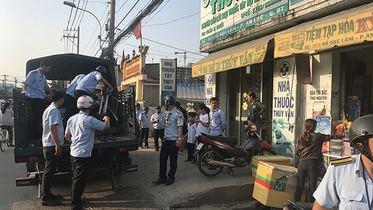 Lãnh đạo quận Bình Tân (TP HCM) xuống đường xử lý lấn chiếm vỉa hè