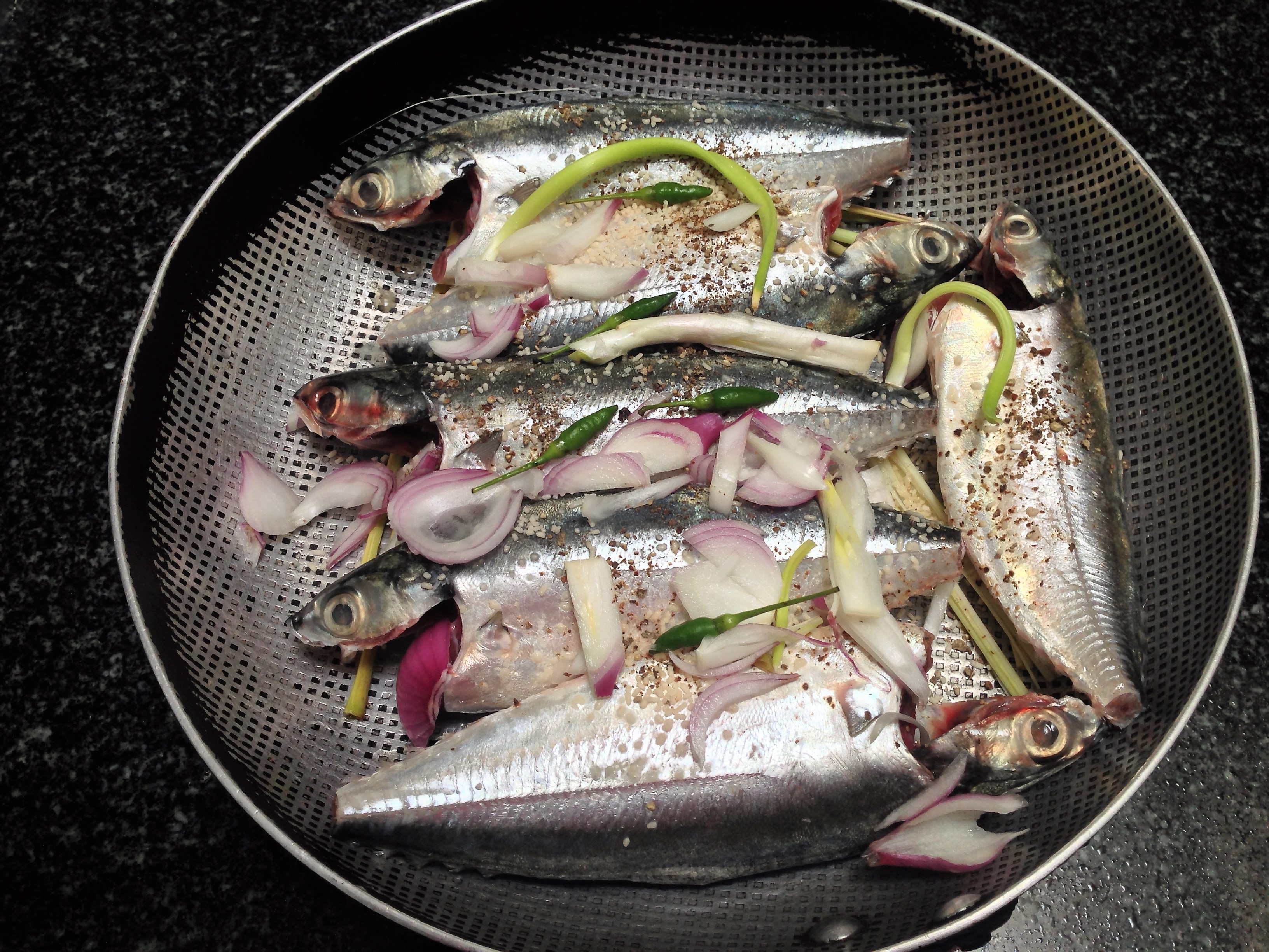  Ướp cá với củ hành, ớt, tiêu, bột nêm cho thấm 
