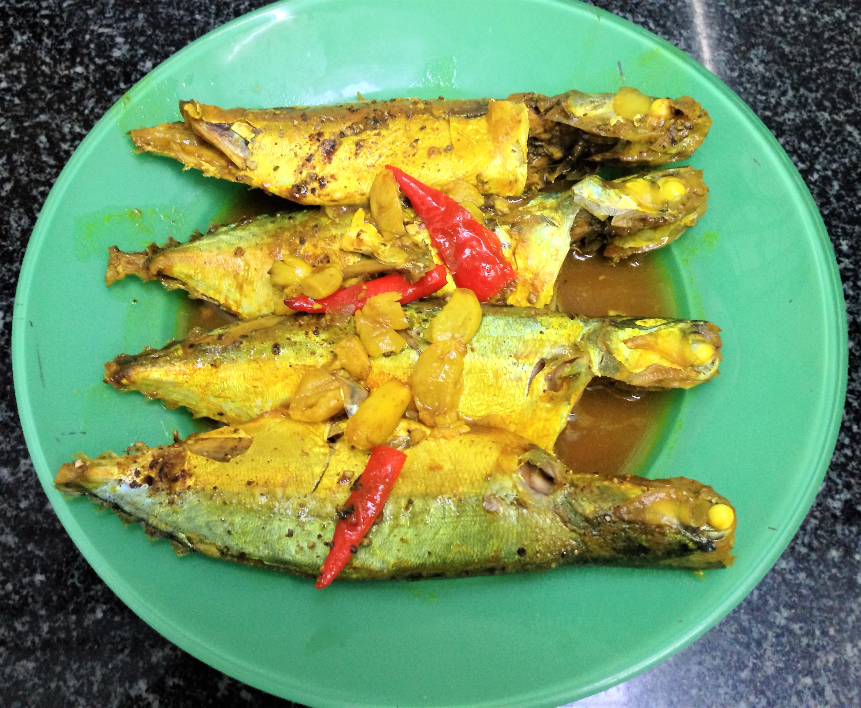  Cá bạc má kho tỏi ớt 