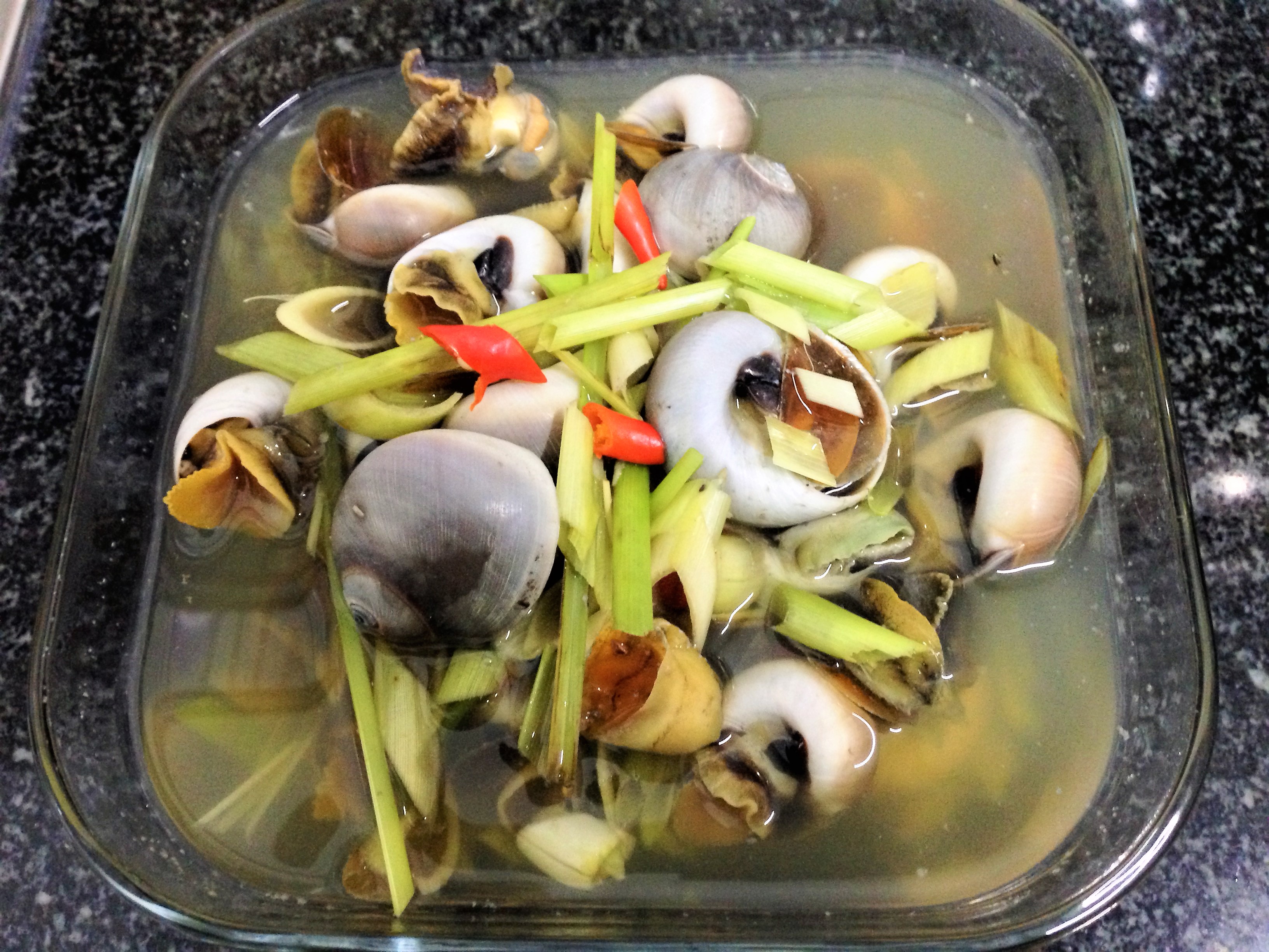  Thơm lừng ốc mỡ hấp sả 