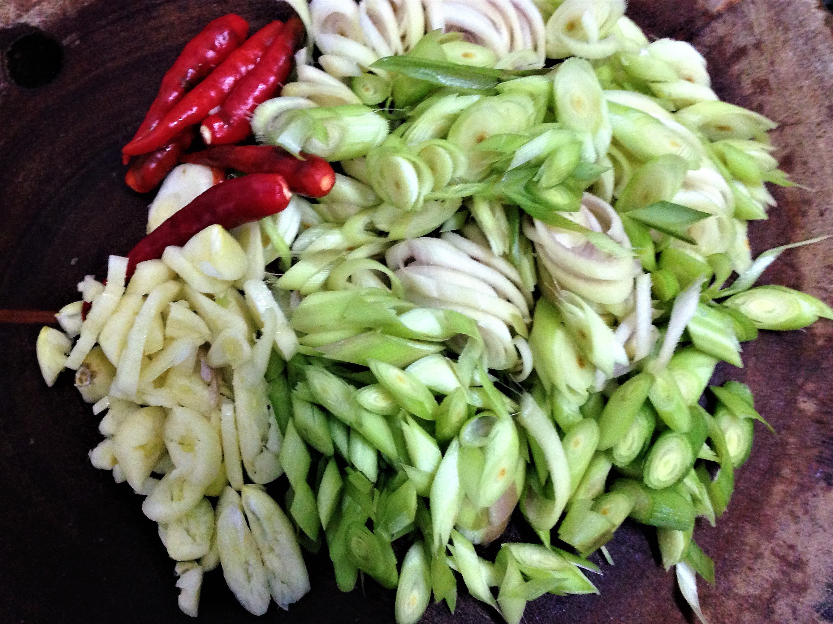 Thơm thơm, cay cay giò heo kho sả ớt - Ảnh 4.