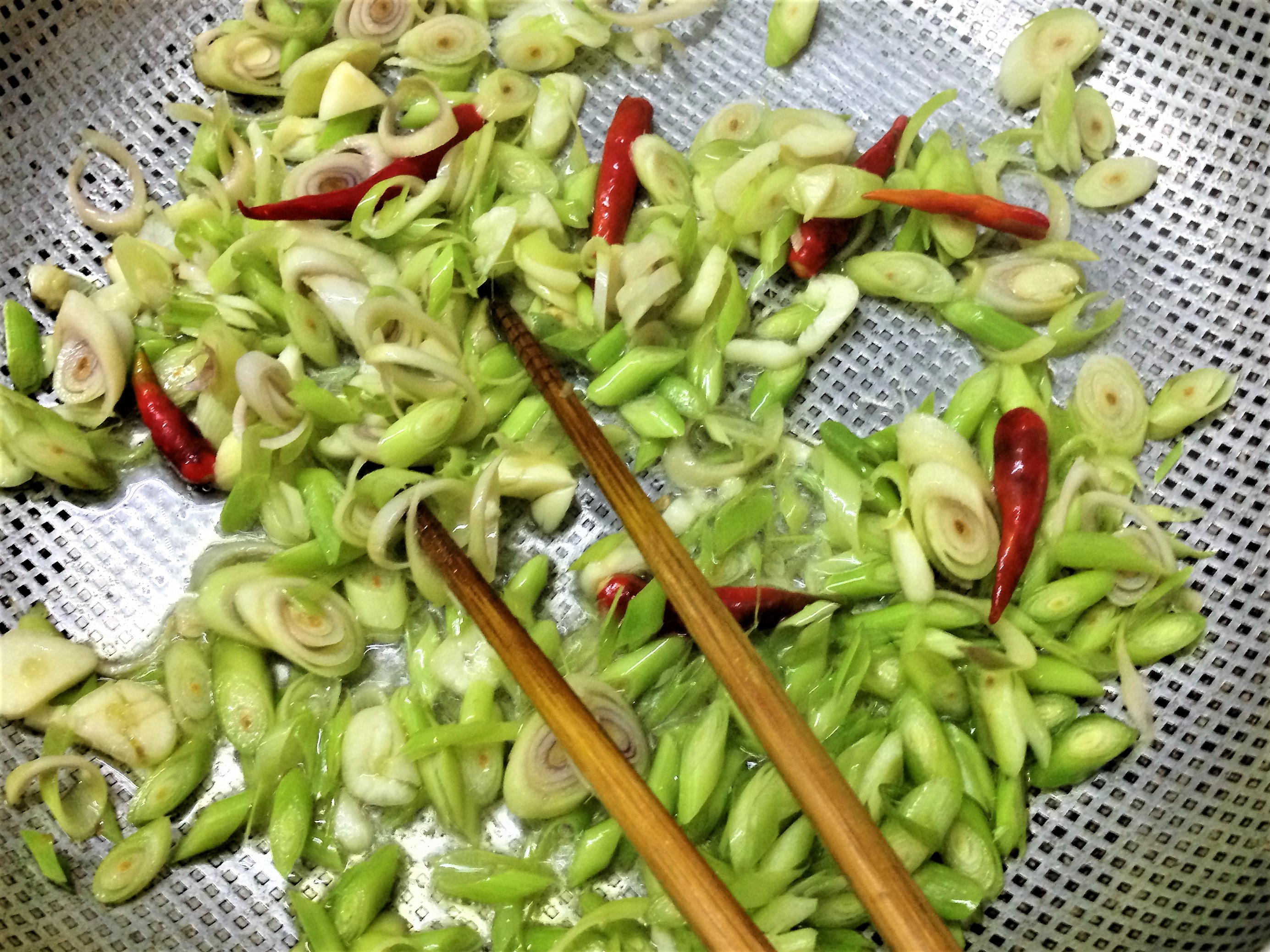 Thơm thơm, cay cay giò heo kho sả ớt - Ảnh 5.