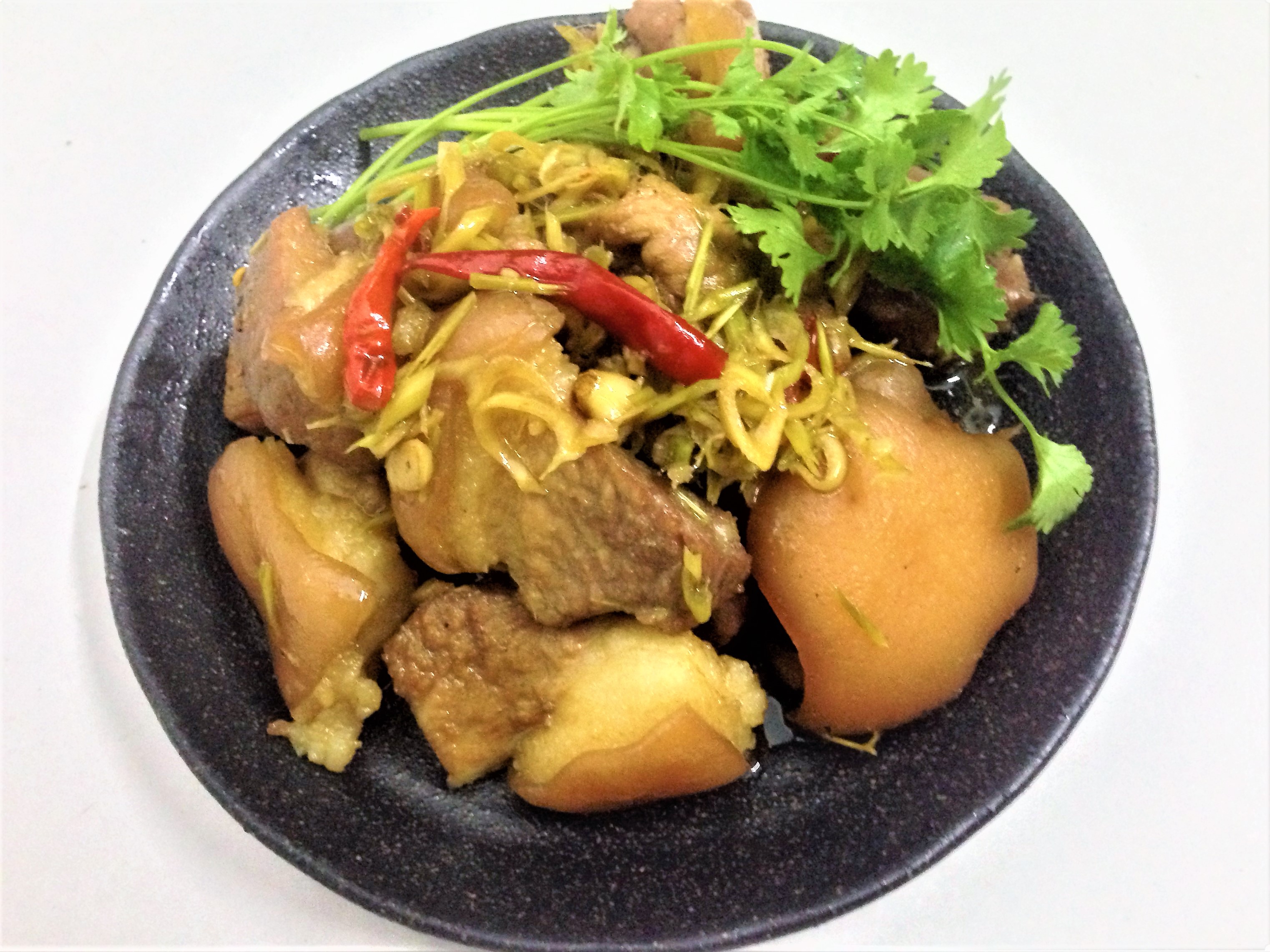 Thơm thơm, cay cay giò heo kho sả ớt - Ảnh 7.