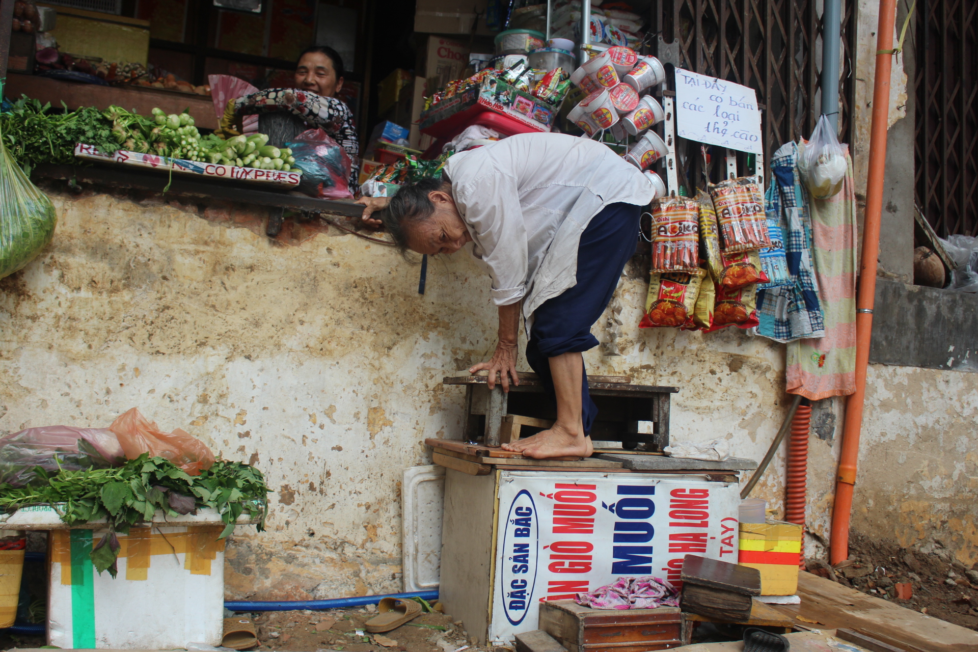  Sau khi ph&aacute; bỏ bậc tam cấp, 12 hộ d&acirc;n đường Chu Mạnh Trinh, quận 1 bắc thang l&ecirc;n xuống 