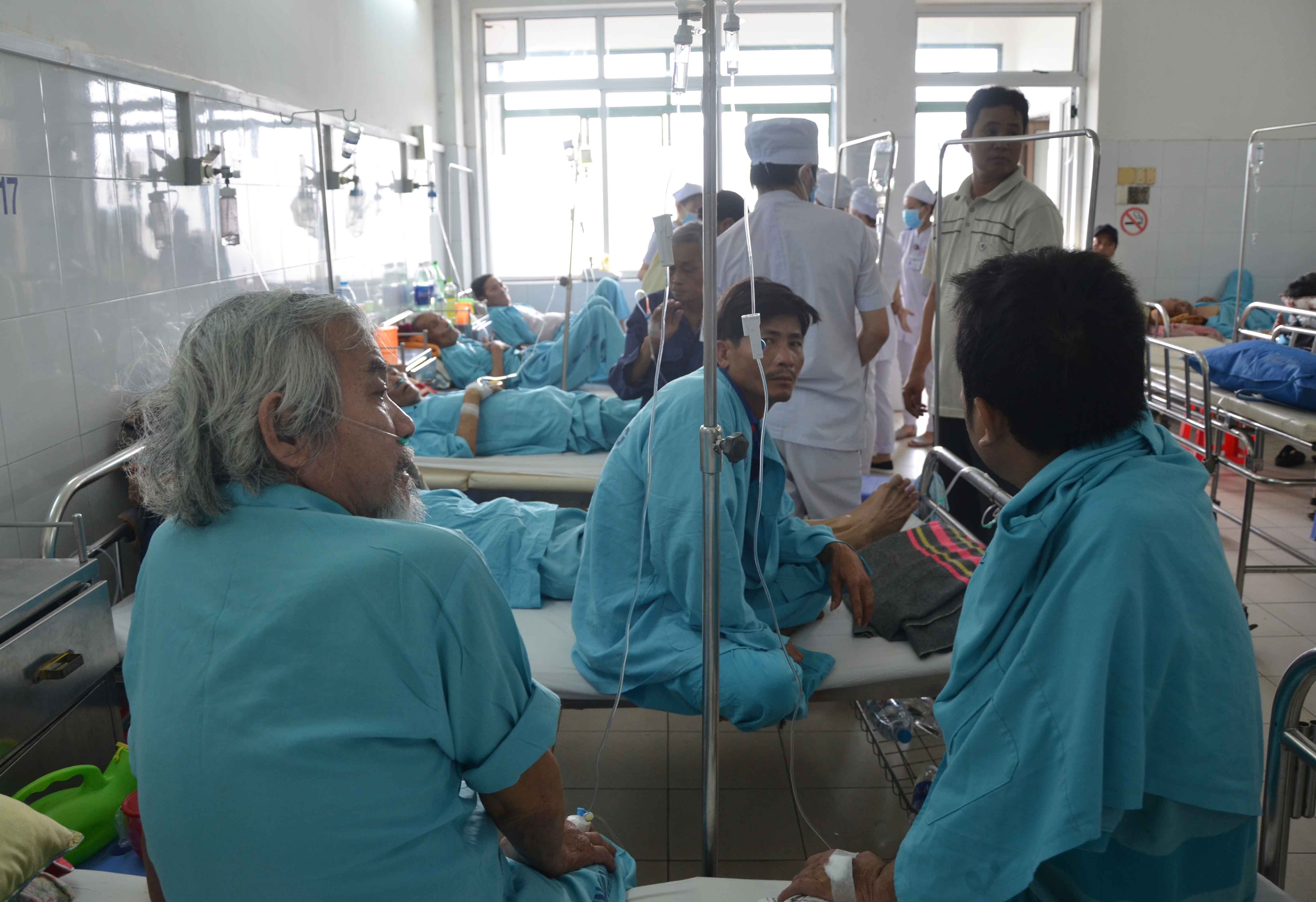  Khoa H&ocirc; hấp, Bệnh viện Đ&agrave; Nẵng l&uacute;c n&agrave;o cũng trong t&igrave;nh trạng qu&aacute; tải, 2 bệnh nh&acirc;n phải nằm chung một giường bệnh 