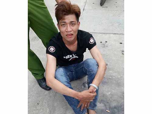 
Lê Trung Hòa bị bắt sau khi giật dây chuyền trên phố
