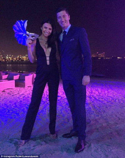 Lewandowski và vợ đón năm mới ở bãi biển New York
