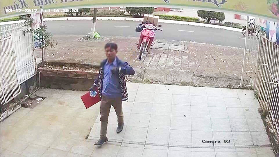  Đối tượng mặc &aacute;o xanh đi xe m&aacute;y m&agrave;u đỏ lừa đảo h&agrave;ng loạt ở L&acirc;m Đồng. 