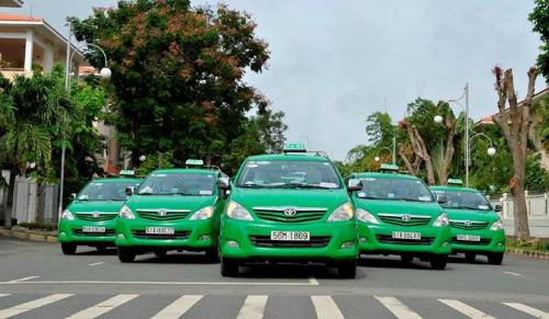 Chủ tịch Mai Linh cho rằng sự xuất hiện ngày càng nhiều của Uber và Grab tại những thành phố lớn là nguyên nhân dẫn đến tình cảnh khó khăn của các hãng taxi truyền thống.
