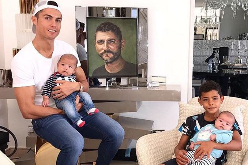 Người cha của Ronaldo đã qua đời khi anh còn rất trẻ. Đó là một ký ức đau buồn và đầy tiếc nuối trong tâm trí anh. Tuy nhiên, Ronaldo luôn tự hỏi mình: \